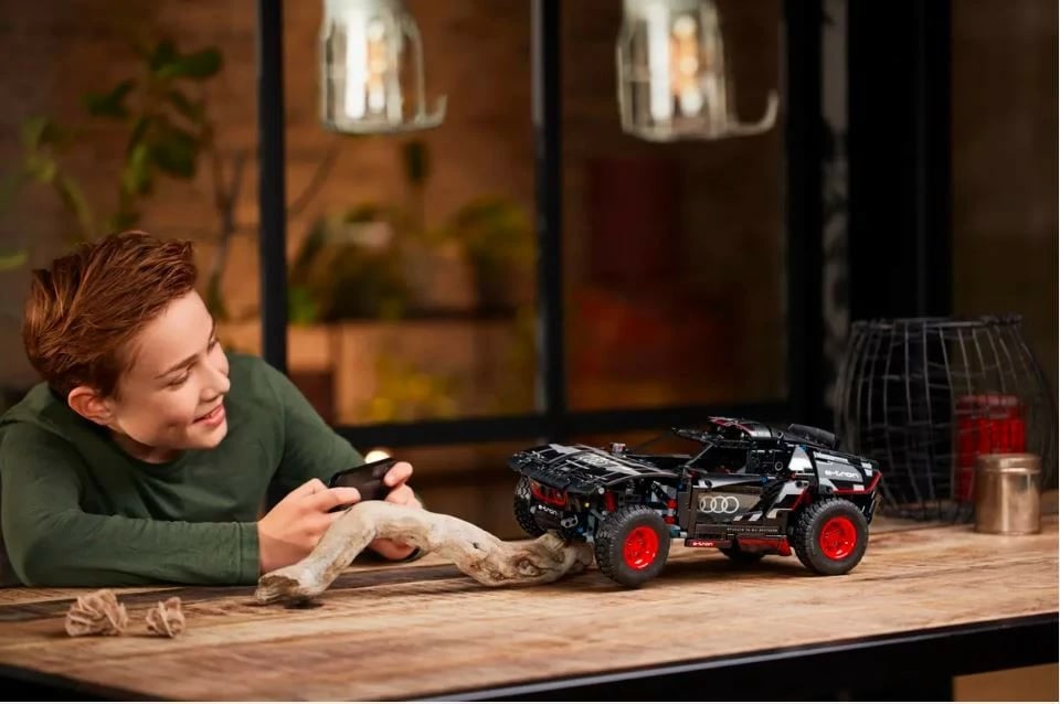 Set ndërtimi LEGO Technic Audi RS Q e-tron 42160, 914 pjesë, i zi