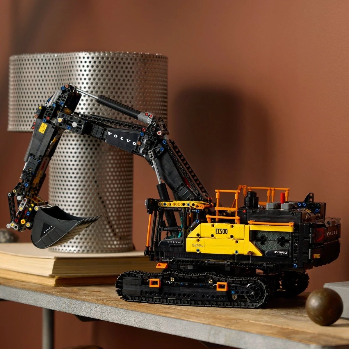 Set ndërtimi LEGO Technic Volvo EC500 Hybrid Ekskavator 42215, 2359 pjesë, për të rritur, verdhë/zi