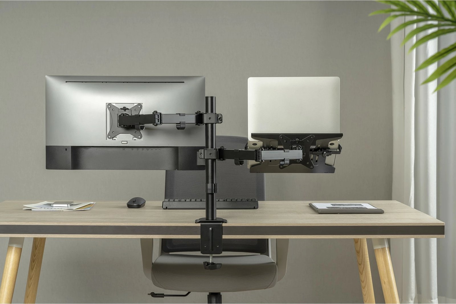 Mbajtës monitori me mbështjellës laptopi Digitus, universal, 32", kapëse tavoline, e zezë Mbajtës monitori me mbështjellës laptopi Digitus, universal, 32", kapëse tavoline, e zezë