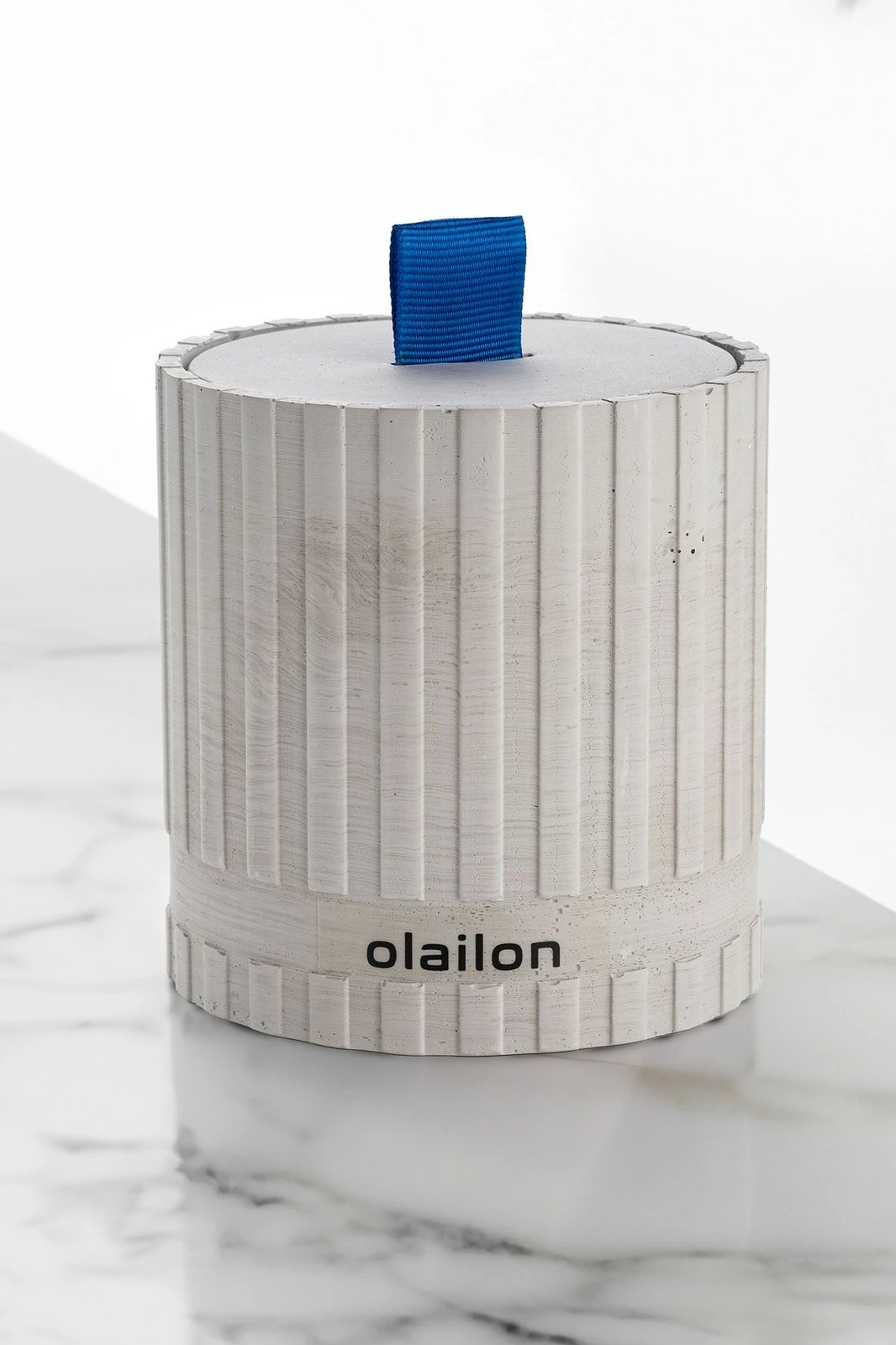 Qiri dekorativ prej betoni, detaj me shirit, ngjyrë gri, aromë amber, 8x8.5cm