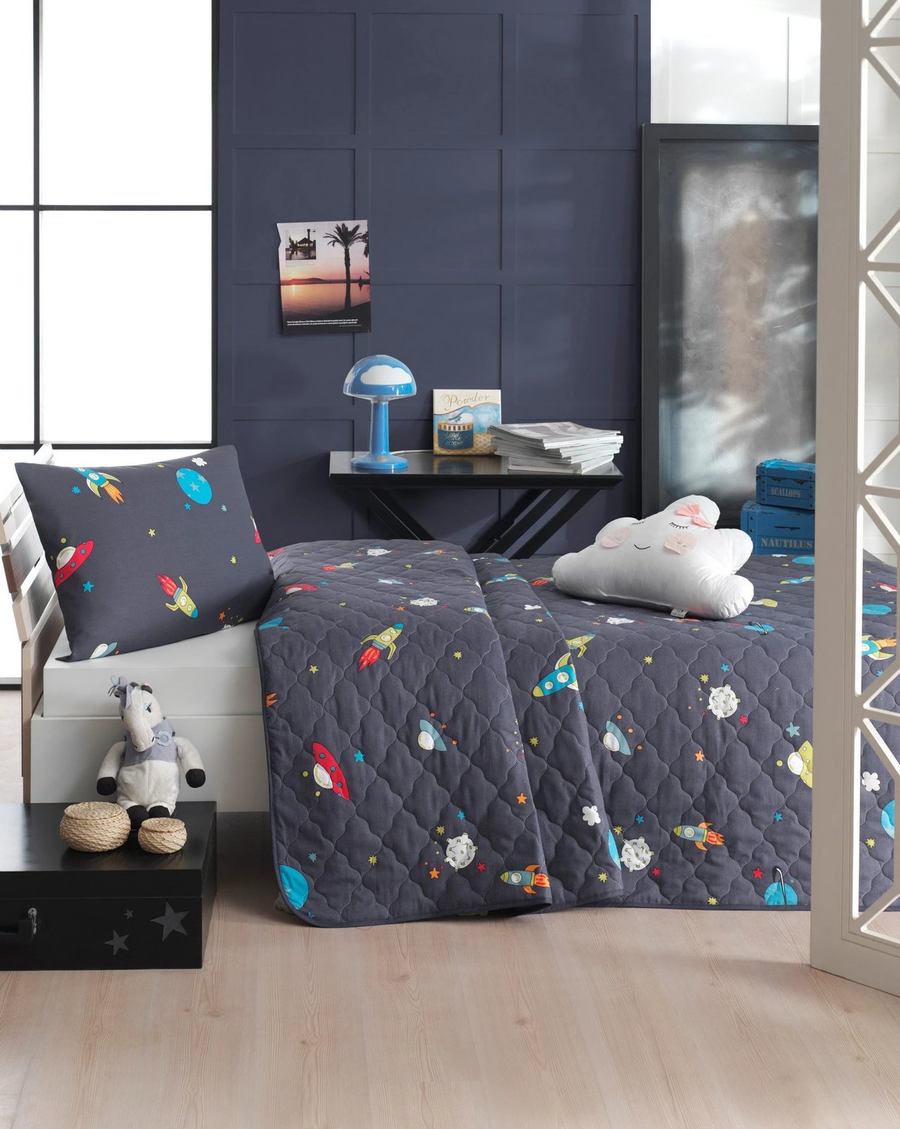 Përparëse krevati teke L'essentiel, Uzay, ngjyrë kaltër e errët Përparëse krevati teke L'essentiel, Uzay, ngjyrë kaltër e errët