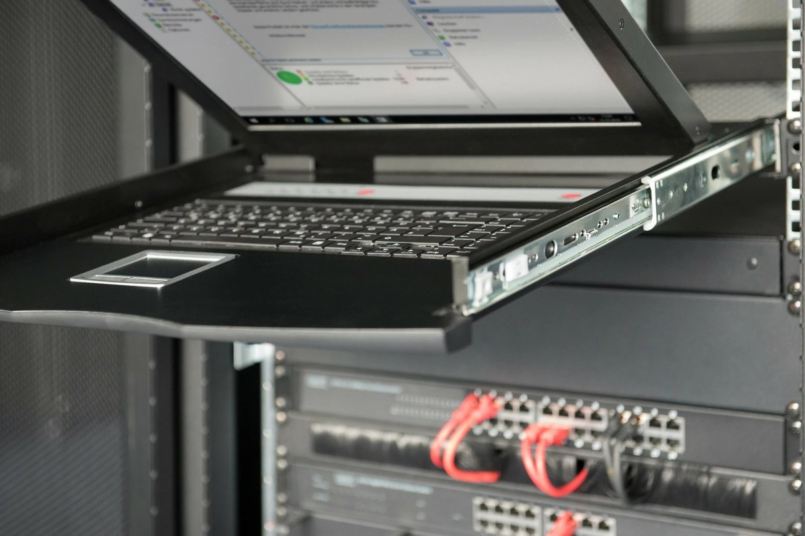 Konsolë rack Digitus DS-72211-2US me ekran 19", KVM 8 porta, tastierë US, touchpad, e zezë, set komplet me kabllo