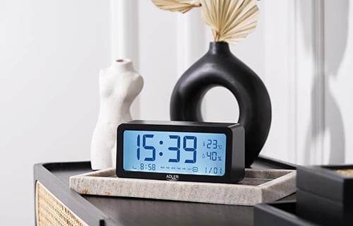 orë alarmi Adler AD 1195, ekran me ndriçim, 3 alarme, termometër dhe higrometër, me bateri, e zezë orë alarmi Adler AD 1195, ekran me ndriçim, 3 alarme, termometër dhe higrometër, me bateri, e zezë