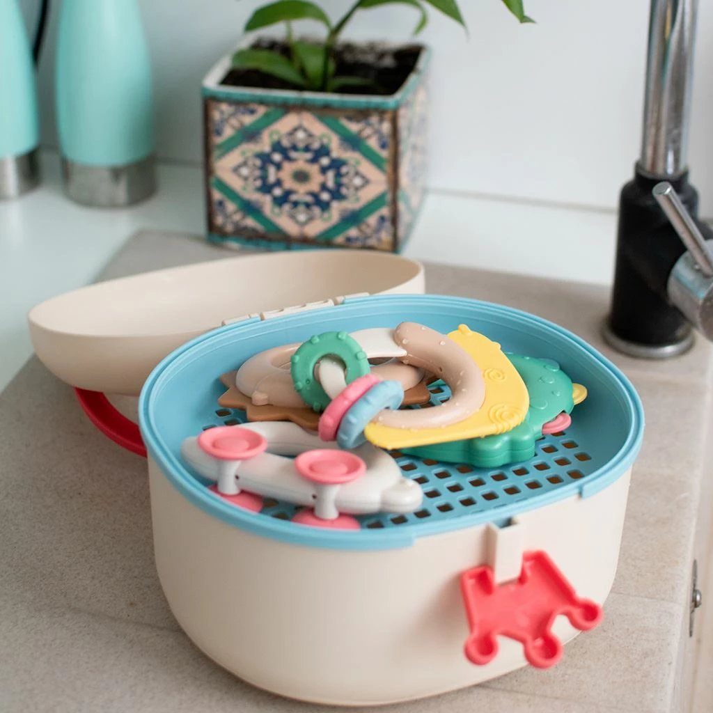 Kuti ruajtëse për lodra gringëlluese dhe kafshues, AKUKU, me dorezë, kapëse në formë kurore, grilë tharëse/sitë, dritare transparente, 20x18x13 cm, e bardhë