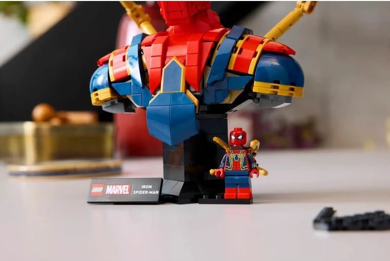 Set LEGO Marvel Iron Spider-Man bust
