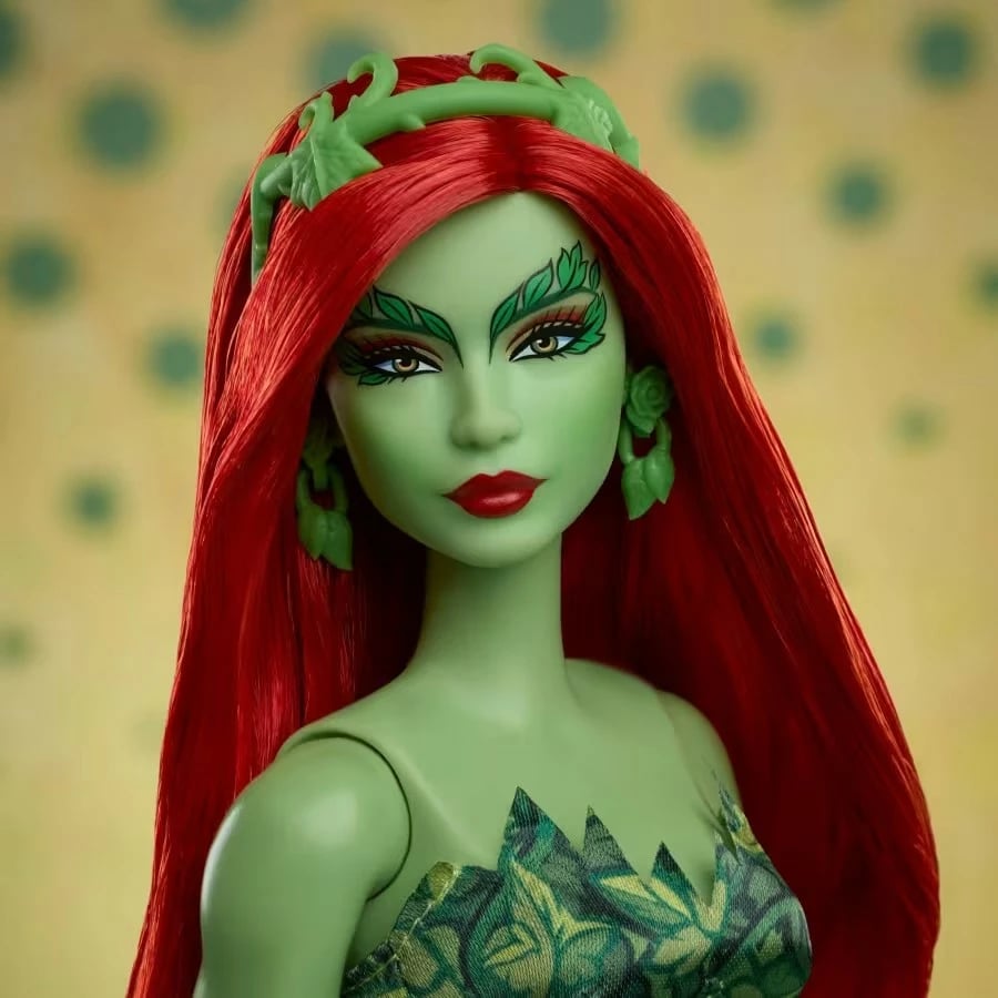 Kukull koleksionuese Barbie Signature Poison Ivy Mattel HRM51 me aksesorë, e gjelbër