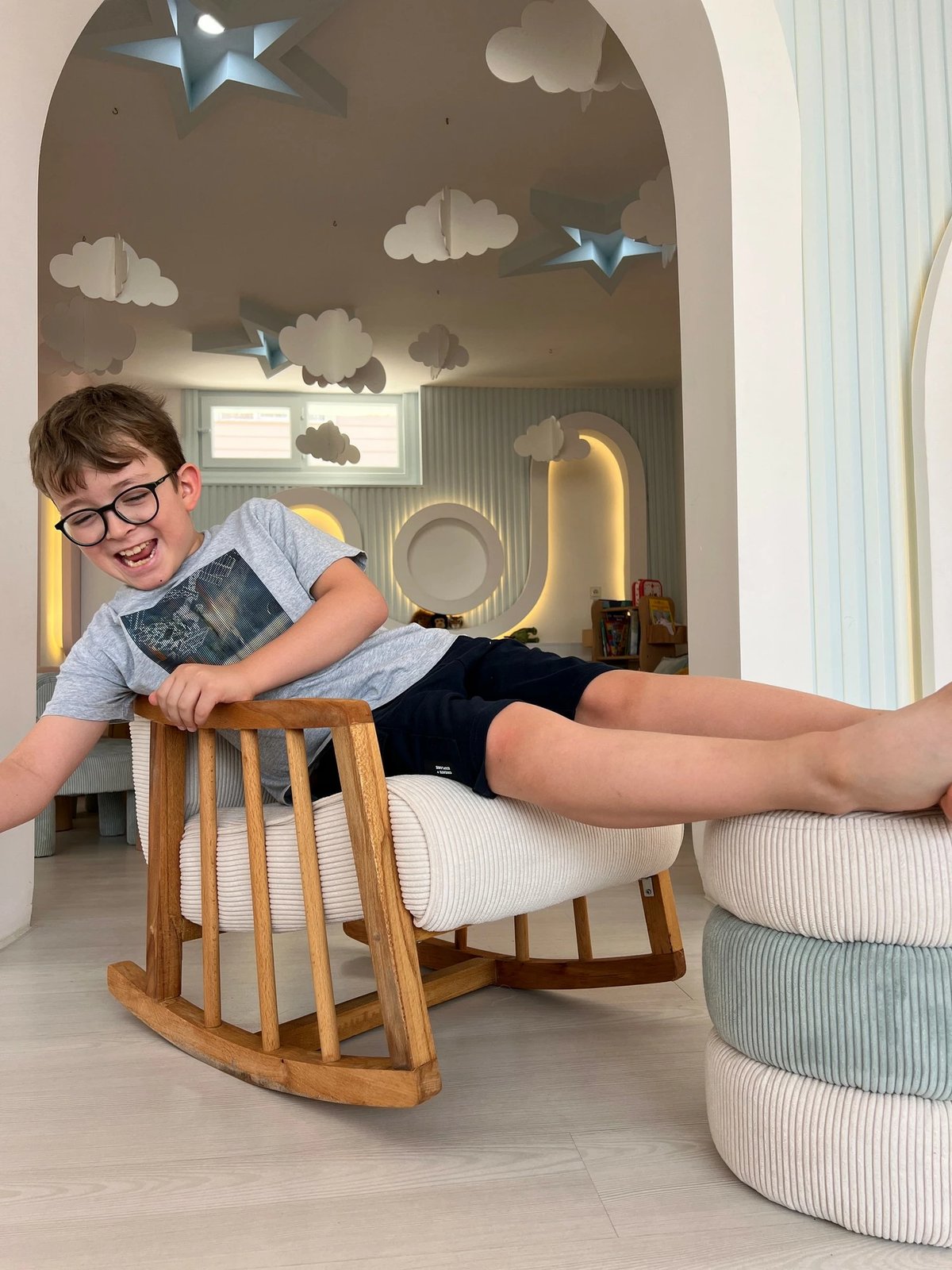 Karrige lëkundëse Wing, Atelier del Sofa, Kleamini, e bardhë Karrige lëkundëse Wing, Atelier del Sofa, Kleamini, e bardhë