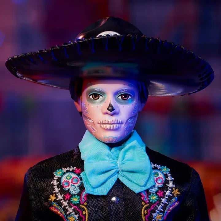Kukull Ken Barbie Signature Día De Muertos HRM73, set me qëndrim, e zezë/kaltër
