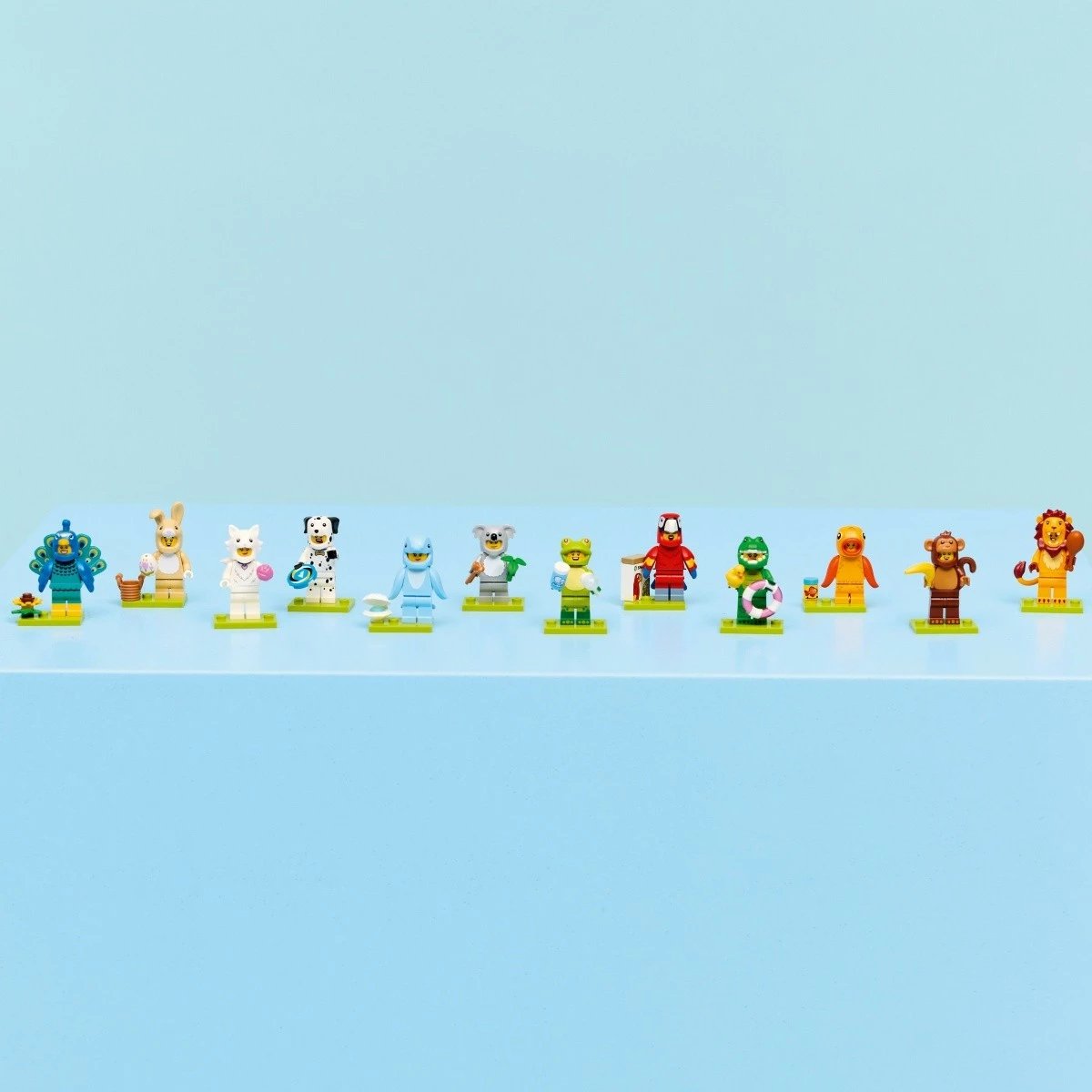 set minifigura LEGO 71051 Minifigures Series 28 Animals, 12 personazhe koleksionuese, display
