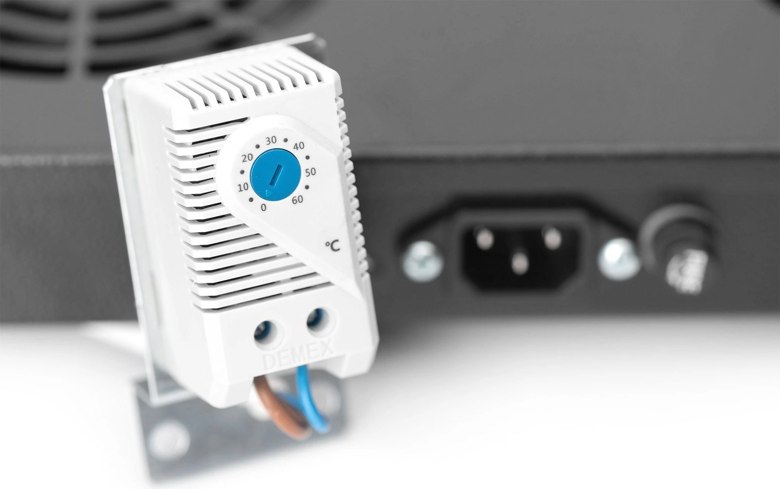 Njësi ventilimi Digitus, panel i ajrosur, 4 ventilatorë, 483mm, e zezë