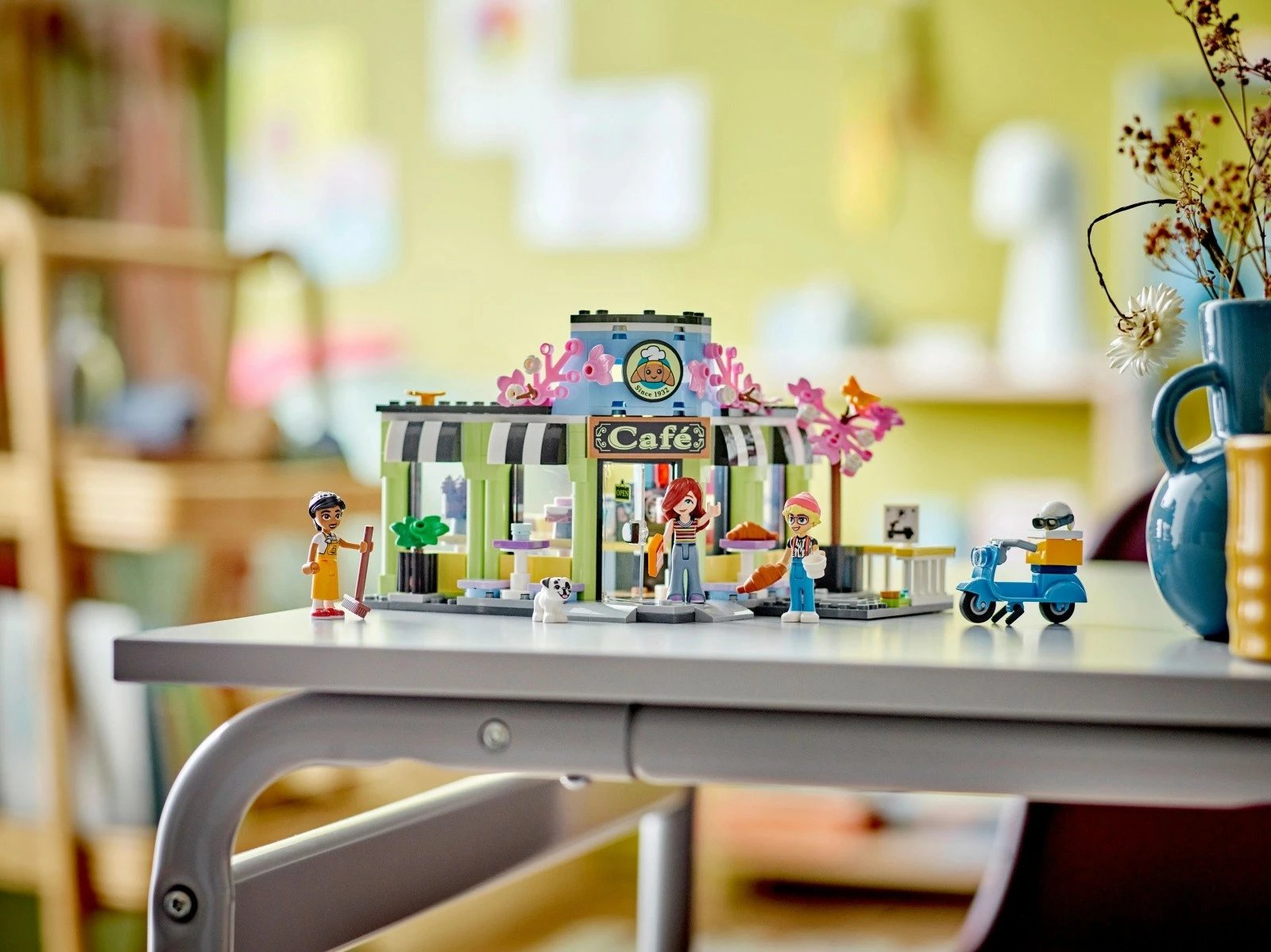 Set LEGO Friends Heartlake Cafe 42618, 426 pjesë, me mini-dollë dhe skuter, plastikë