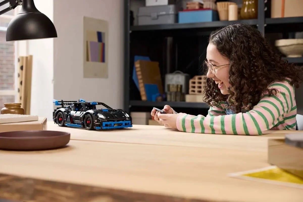 Set LEGO Technic Porsche GT4 e-Performance Race Car