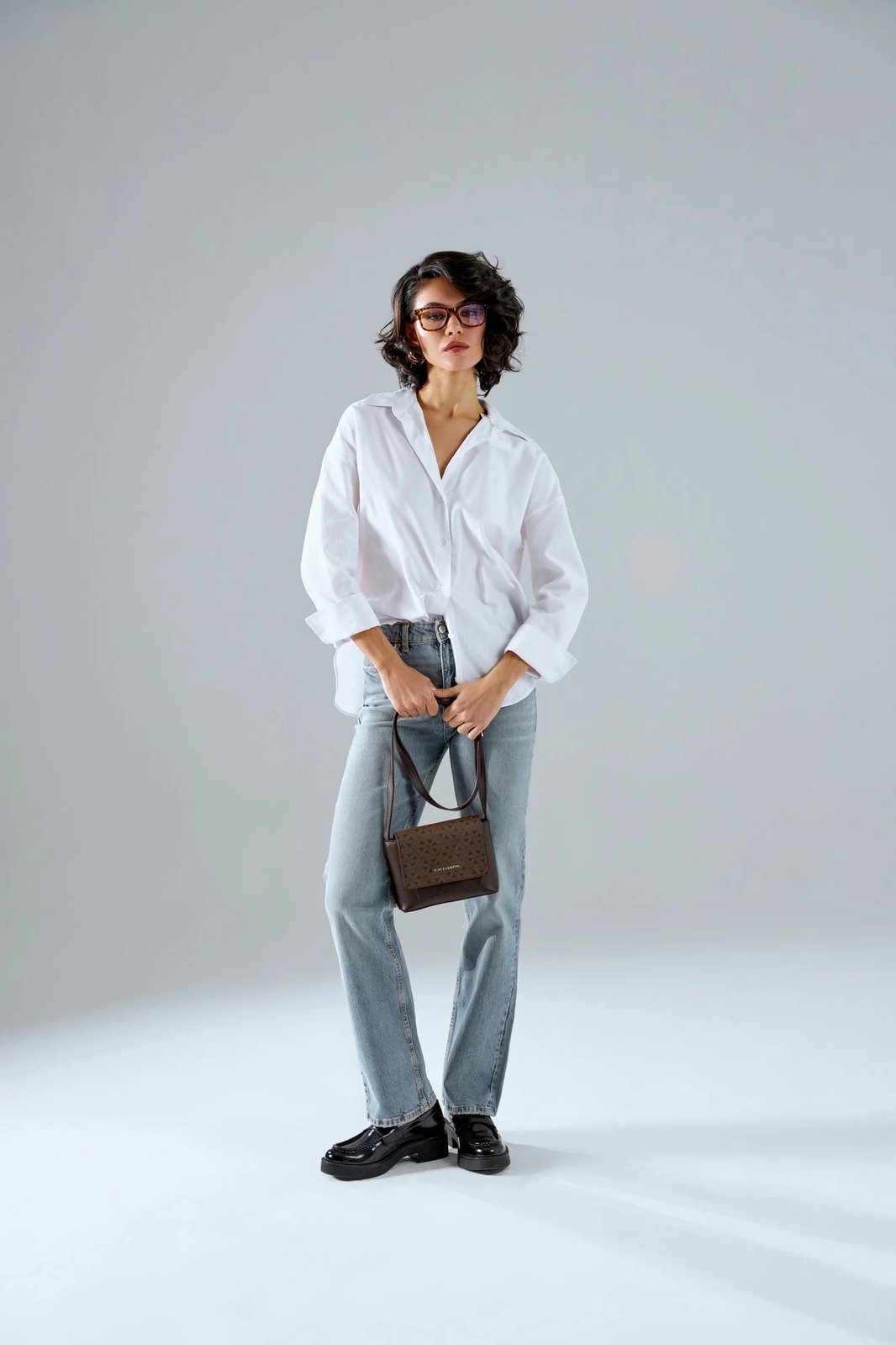 Çantë crossbody Vince Camuto, Matera, kafe me monogram
