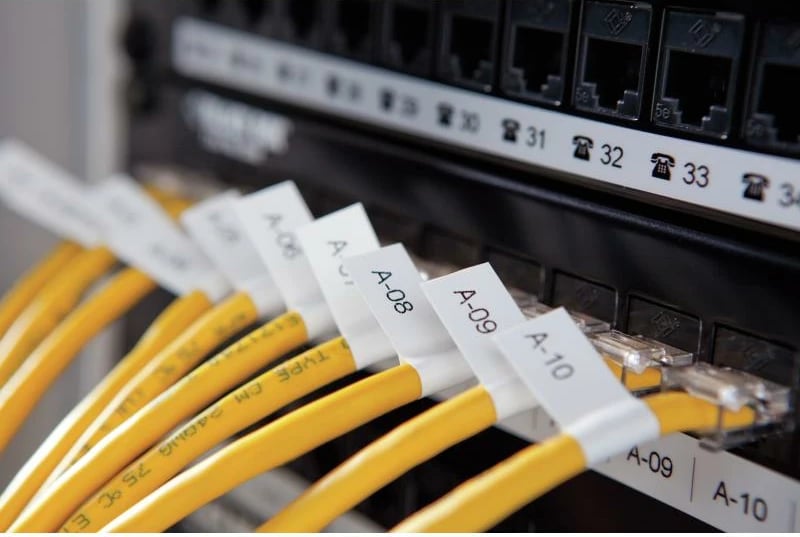 Shirit etiketime vinil, Dymo, 18443 S0718580, 9mm x 5.5m, e zezë në të bardhë