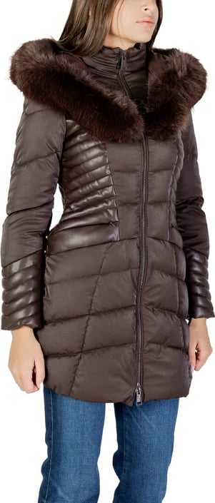 Jakne Guess, femra, kafe