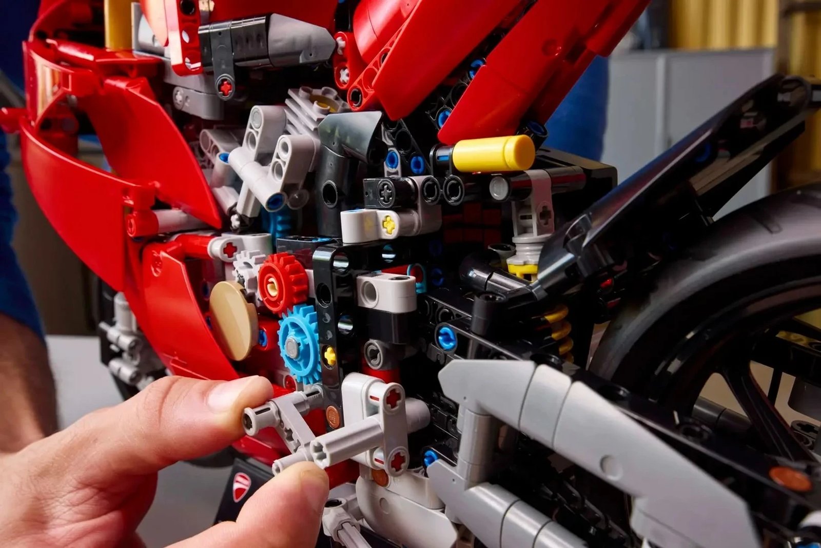 LEGO Technic Ducati Panigale V4 S, Model 42202, e kuqe