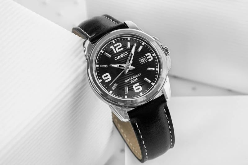 Orë dore për femra CASIO, e zezë