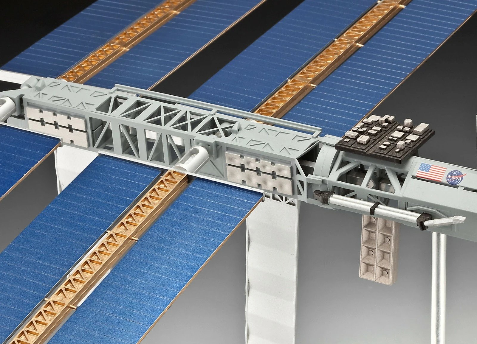 Set model plastik Revell 05651, International Space Station ISS, 1:144, 183 pjesë, Edicioni 25 vjetori Set model plastik Revell 05651, International Space Station ISS, 1:144, 183 pjesë, Edicioni 25 vjetori