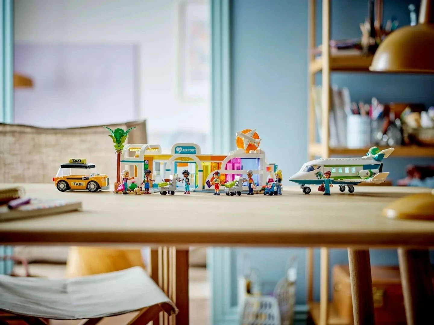 Set LEGO Friends Heartlake City Aeroporti dhe Aeroplani 42656, 8 minifigura