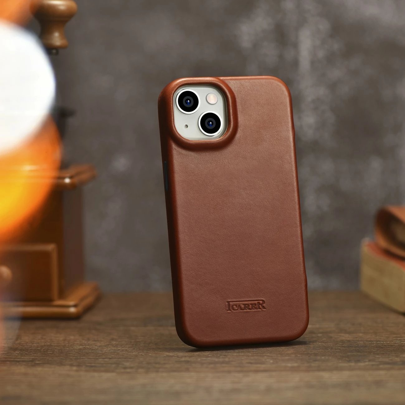 Mbështjellës iCarer Oil Wax Premium Leather Folio për iPhone 14 Plus, MagSafe, kafe