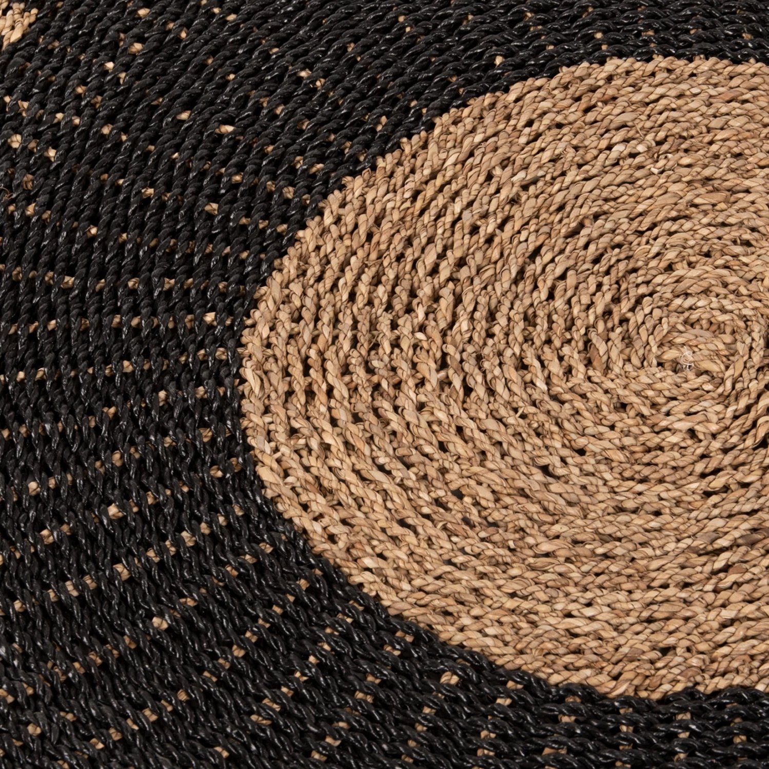 Tepih i rrumbullakët KIRKI, fibra natyrale të barit të detit, ngjyrë e zezë-natyrale, Φ120 cm