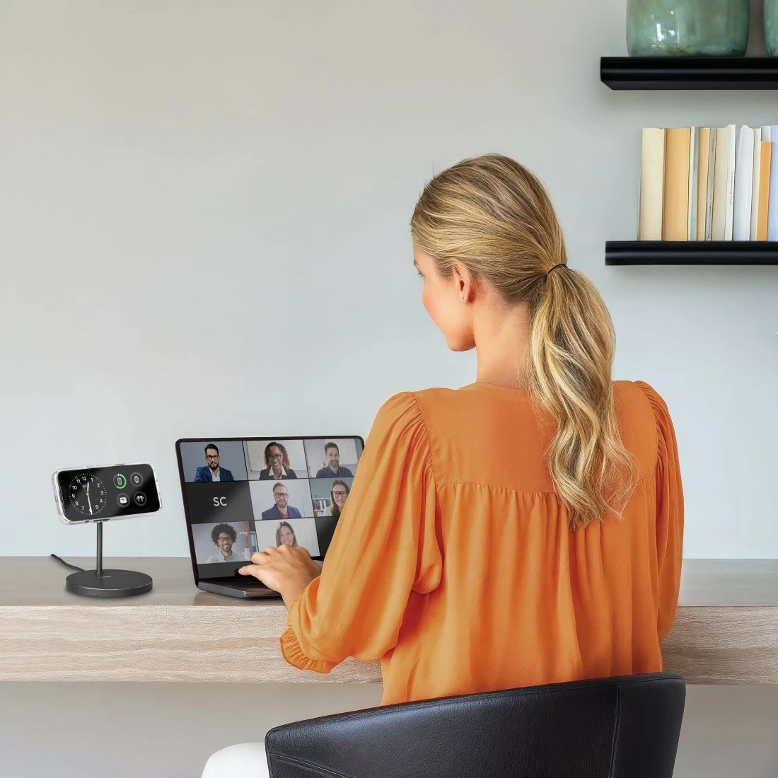 Karikues pa tela me magnet tavoline, Hama 201737, Qi2 Fast Charge 15W, mbajtës i rregullueshëm 0–65° me rrotullim 360°, 2x USB-C, i zi