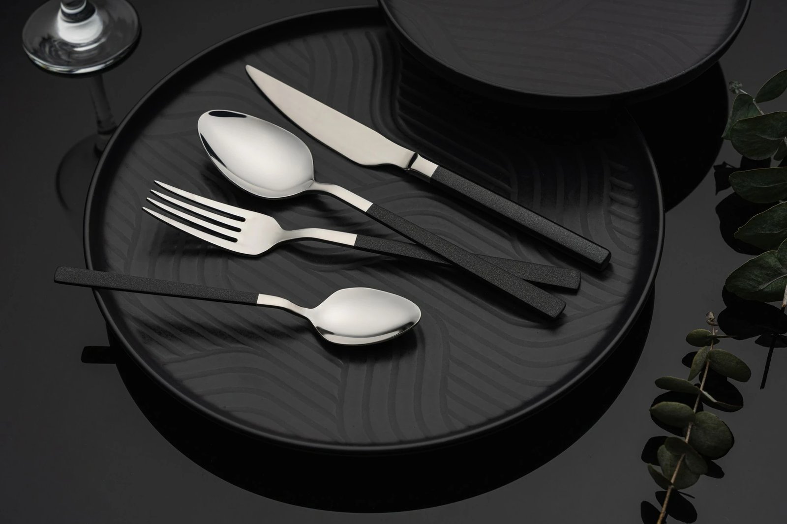 Set lugësh, pirunësh, thikash dhe lugësh ëmbëlsirash, 16 copë, Hermia Concept, krom/zi, CBK16CH-BL