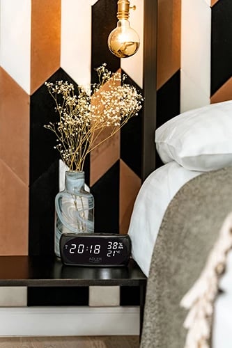 orë alarmi LED, Adler, AD 1186, ekran LED i bardhë, temperaturë e lagështi, datë, snooze, rrymë 230V me bateri rezervë, e zezë