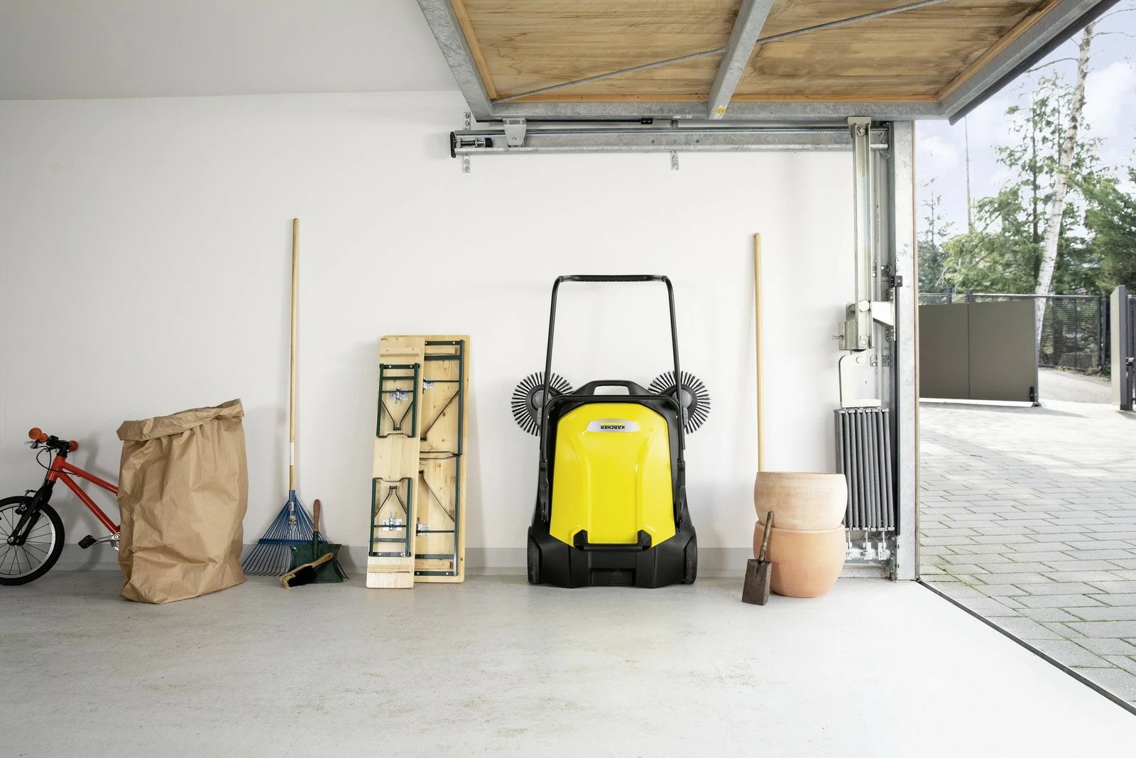 Pastrues me furça manual, Karcher S 6 Twin 1.766-460.0, gjerësi 860 mm, depozitë 38 L, 3000 m²/h, zi/verdhë, set 2 furça anësore