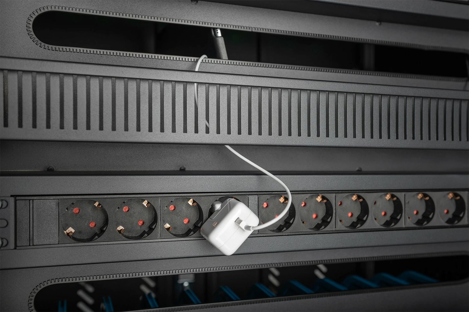 Kasë karikimi Digitus për 30 laptopë/tabletë deri 15.6 inç, USB-A, me rrota, e zezë