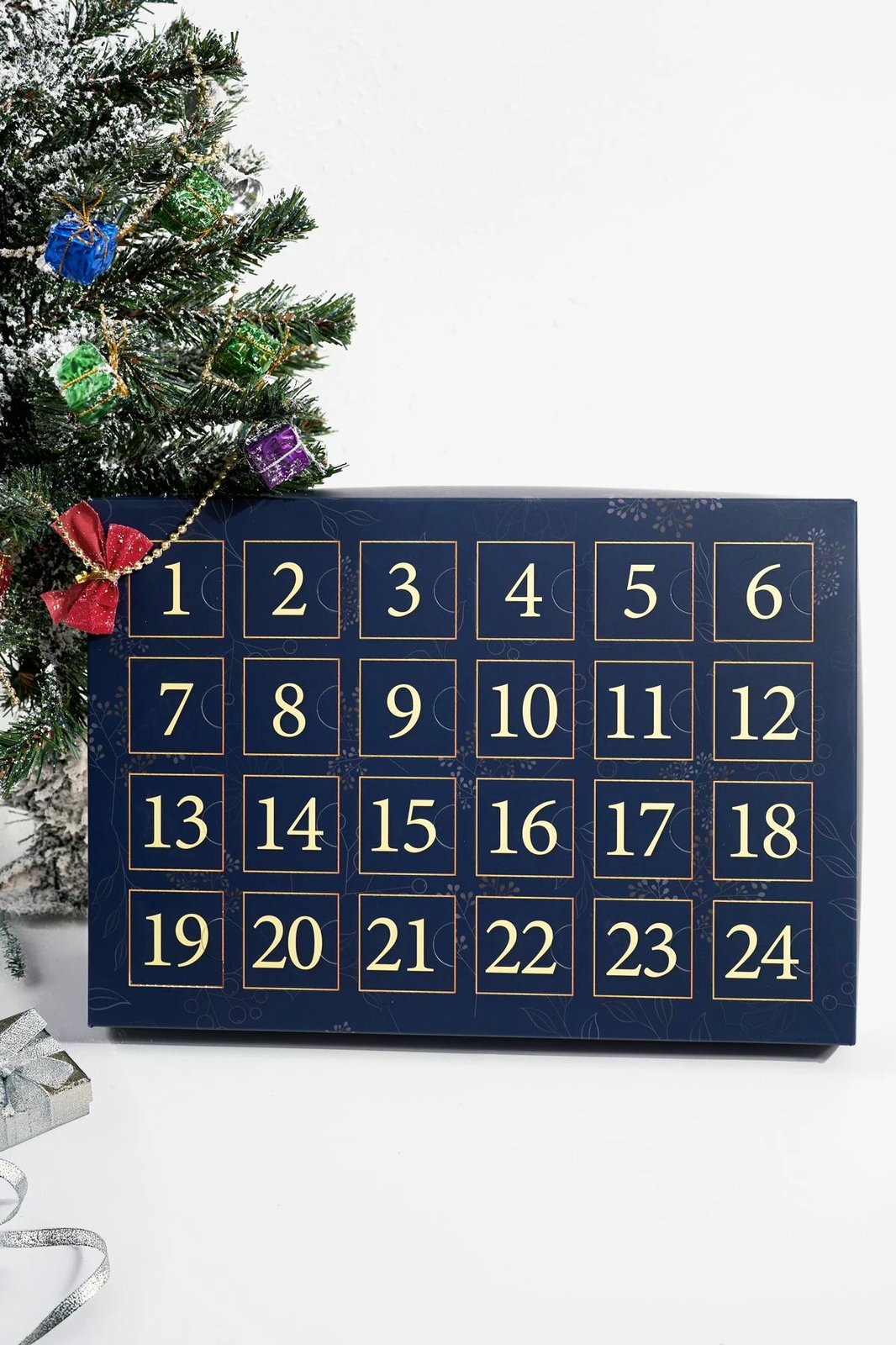Kalendar advenit Elika Silver, përzierje bizhuterish, ngjyrë argjendi dhe ari, 24 copë Kalendar advenit Elika Silver, përzierje bizhuterish, ngjyrë argjendi dhe ari, 24 copë
