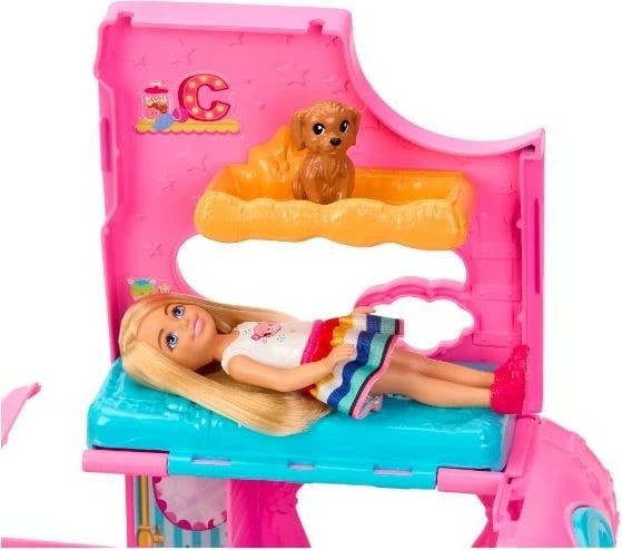 Set lodrash Barbie Chelsea Camper Mattel HNH90 me kukull, qenush, lepurush dhe aksesorë, rozë