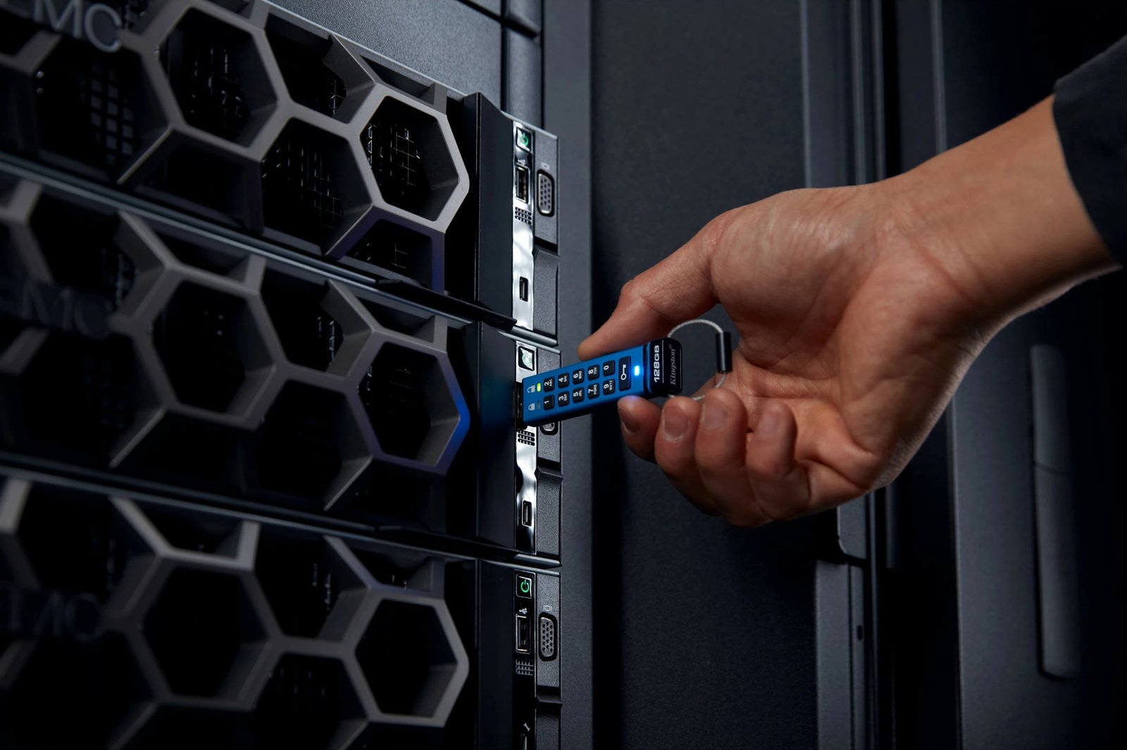 USB stick Kingston IronKey Keypad 200C 128GB, USB-C, kaltër