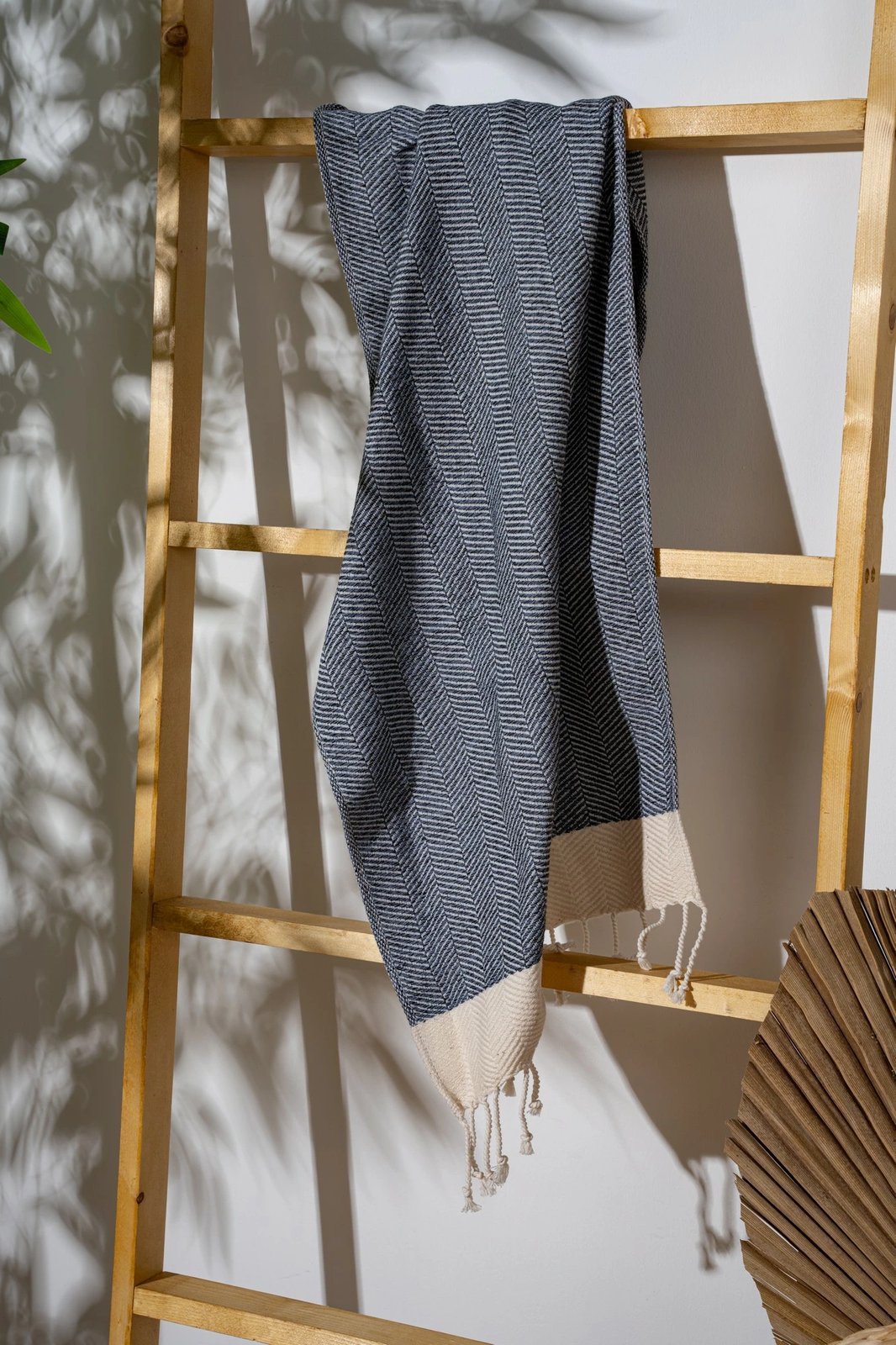 Peshqir duarsh Mijölnir, ngjyrë indigo blue, Baliksirti, 40x100cm