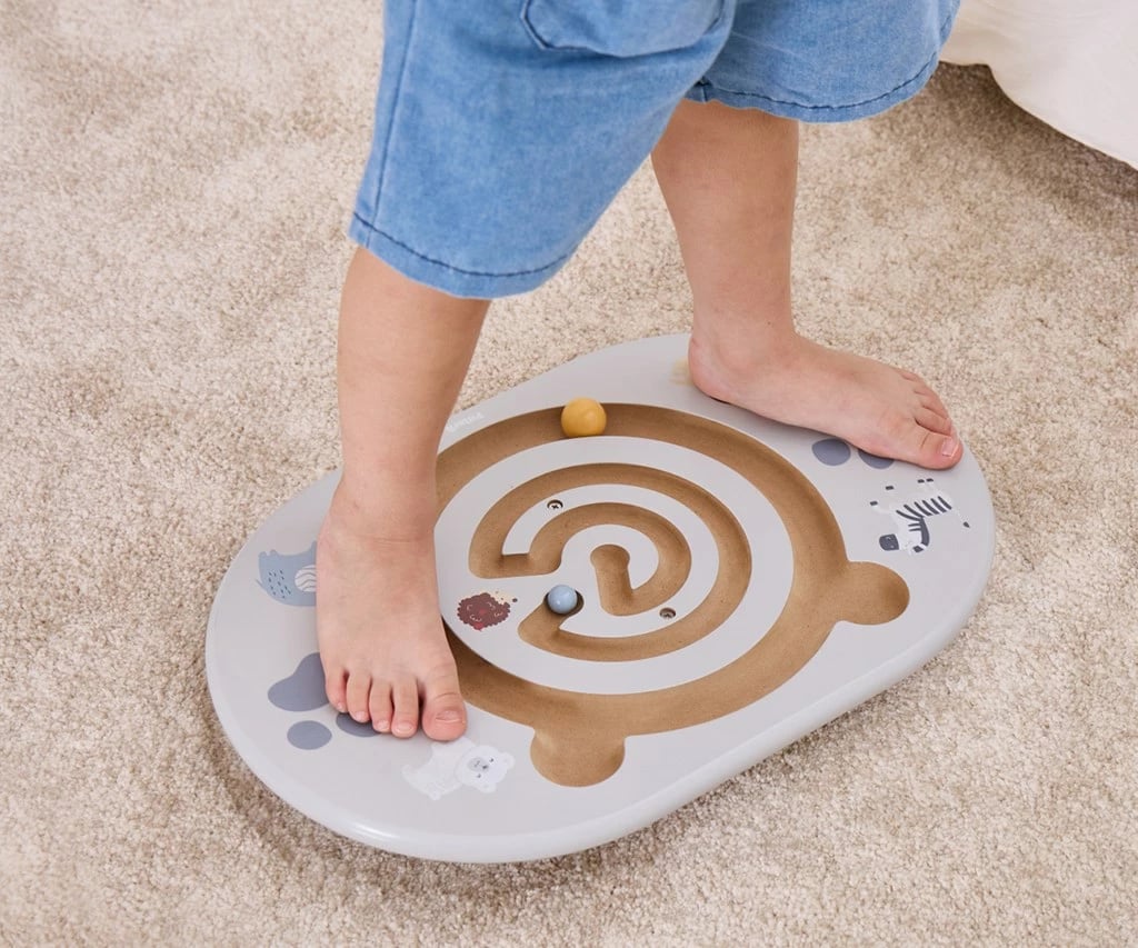 Dërrasë balancuese me labirint prej druri, Viga Balancing Maze, 450×300×50 mm, 2 topa, kapacitet 50 kg, ngjyrë sipas fotos