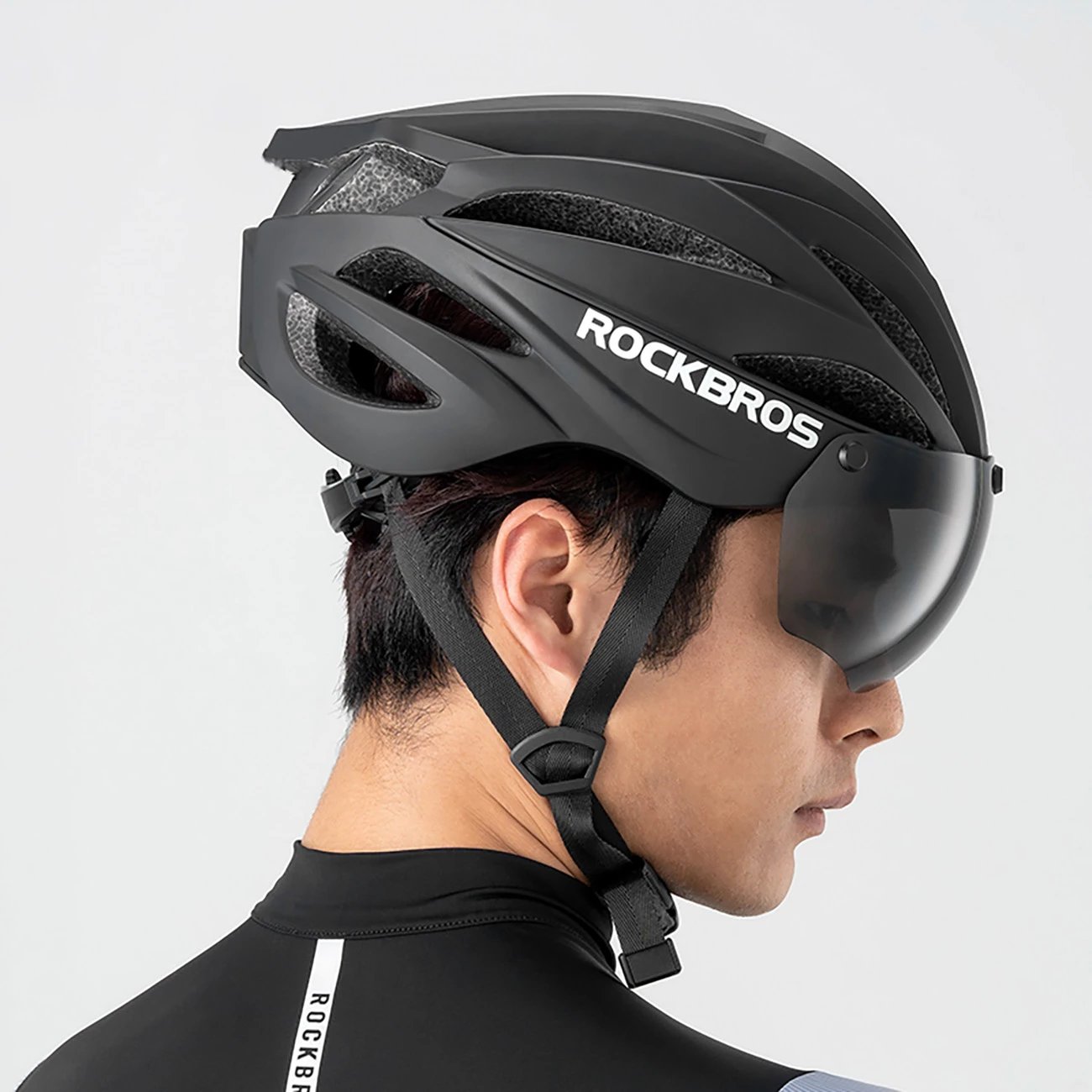 Helmetë biçiklete Rockbros 10110045001 me vizor dhe syze UV të ndashme, e zezë