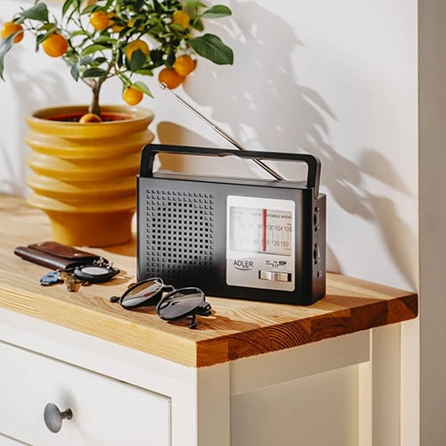 Radio portative AM/FM, Adler, AD 1909, diapazon AM 522-1620 kHz dhe FM 87.5-108 MHz, jack audio, antenë teleskopike, 4W, funksionim me rrymë ose 2x R20