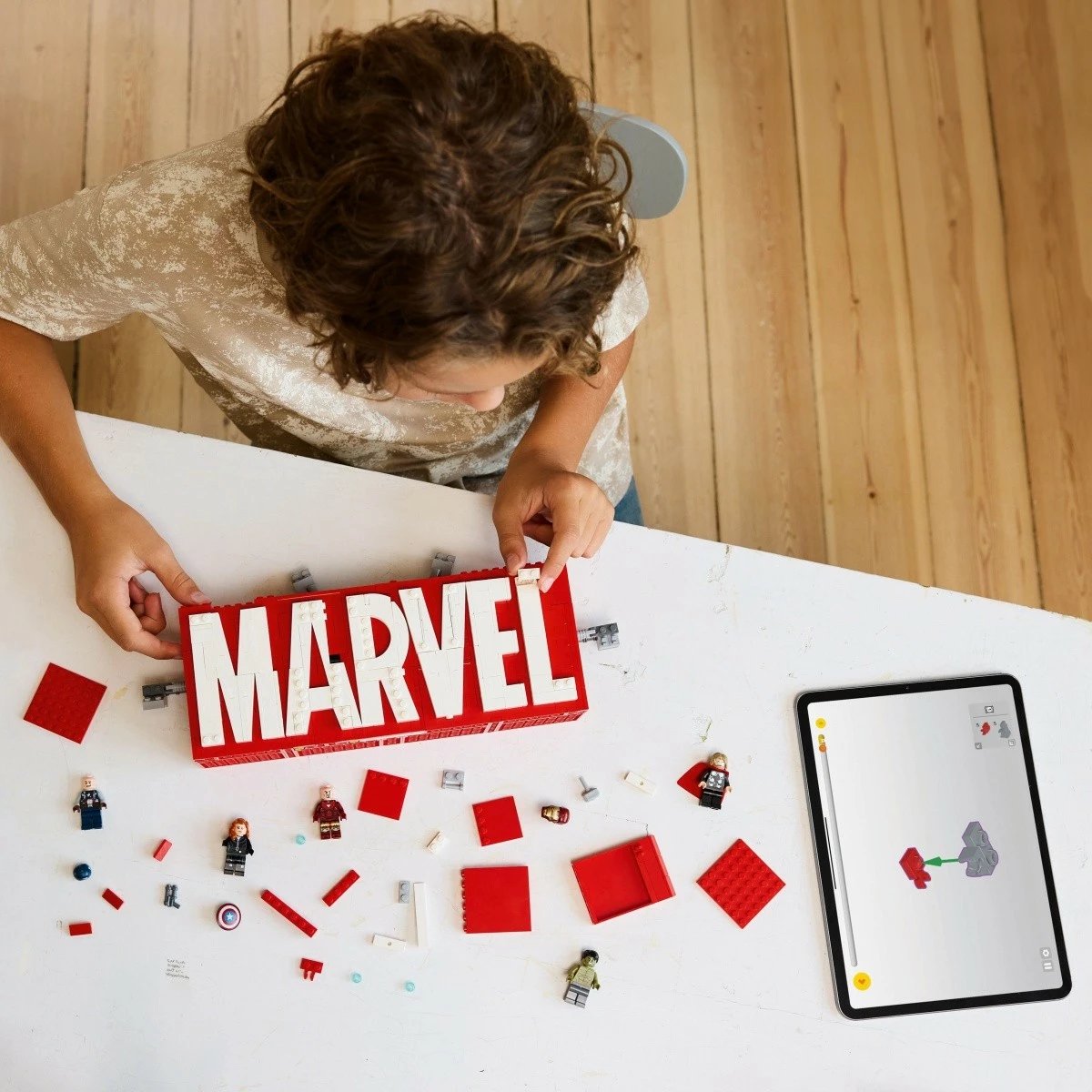 Set LEGO Marvel Super Heroes 76313, MARVEL Logo me 5 minifigura Avengers, 931 pjesë