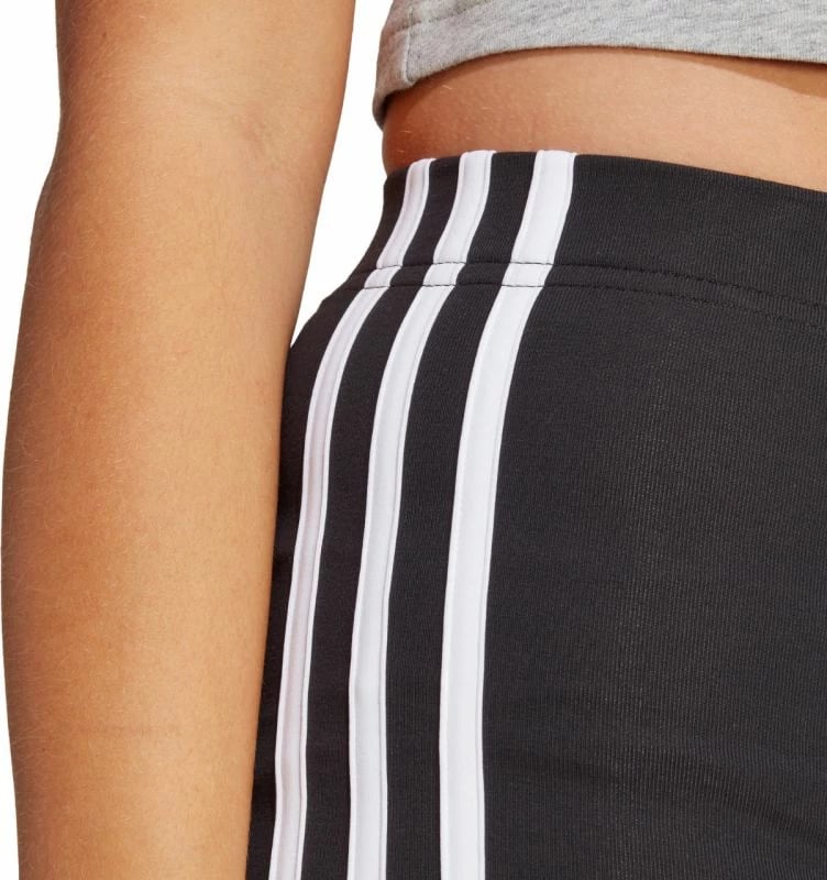 Shorce adidas për femra, të zeza