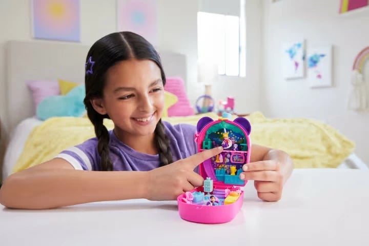 Set lodrash Polly Pocket Bubble Tea Panda Compact me 2 mini kukulla dhe 12 aksesorë, Rozë