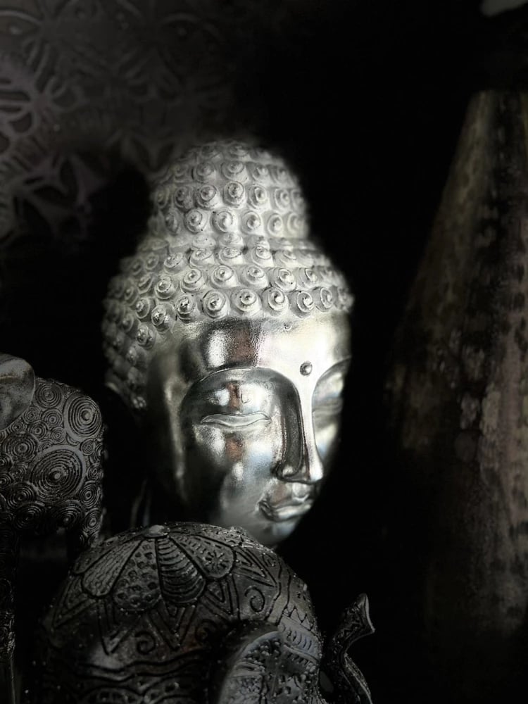 Dekor Buda, polirezine, ngjyrë argjendi, 18x19x42cm