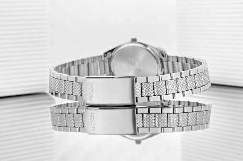 Orë dore për femra CASIO, argjendtë