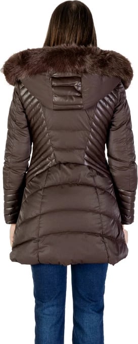 Jakne Guess, femra, kafe