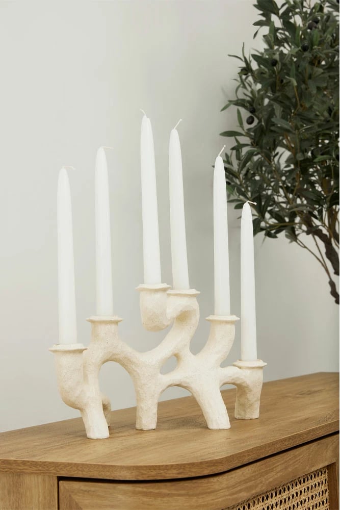 Mbajtës qirinjsh dekorativ, polirezine, i bardhë, 35x14x20cm