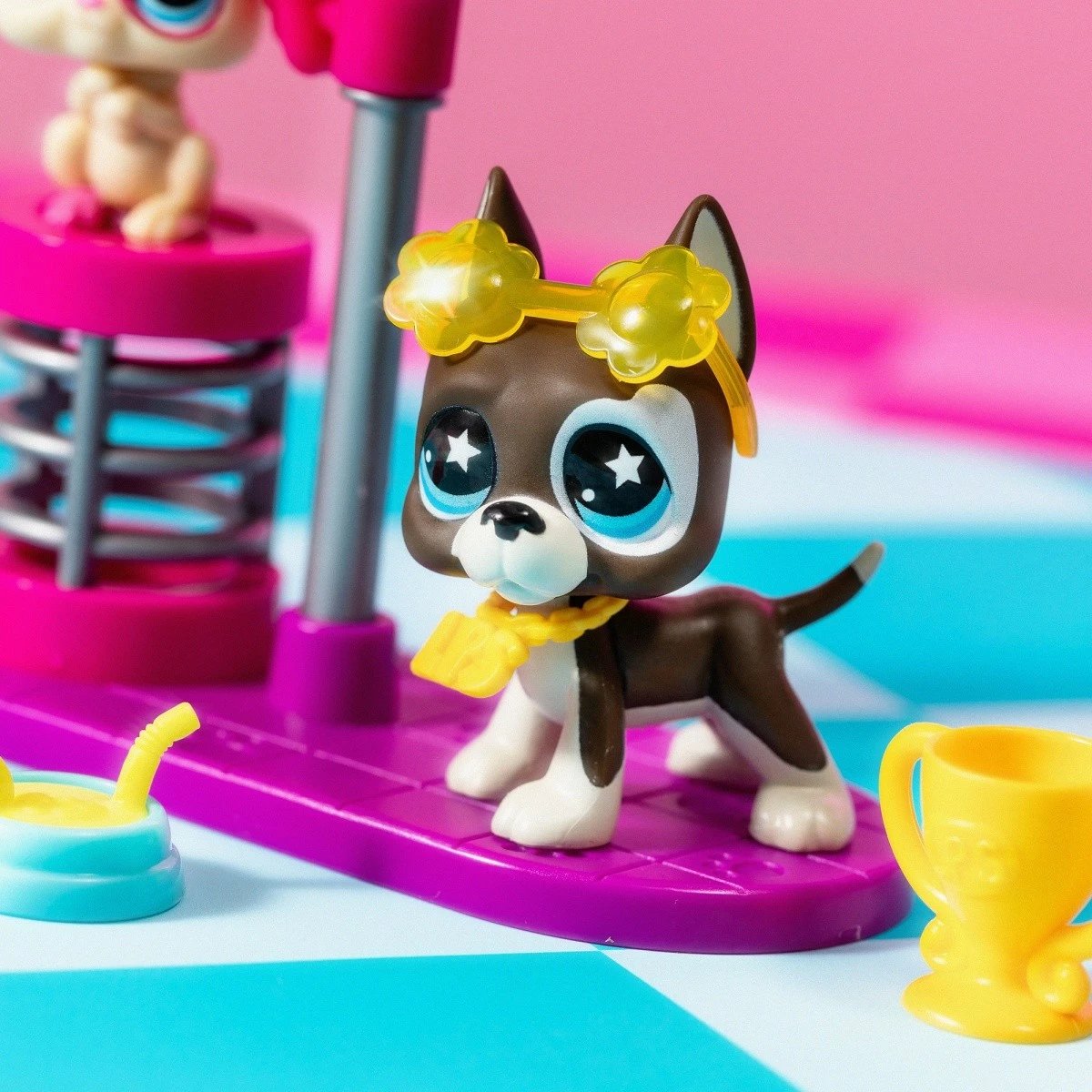 Set figurina Littlest Pet Shop Disco Nights Play Pack, 3 copë, me aksesorë