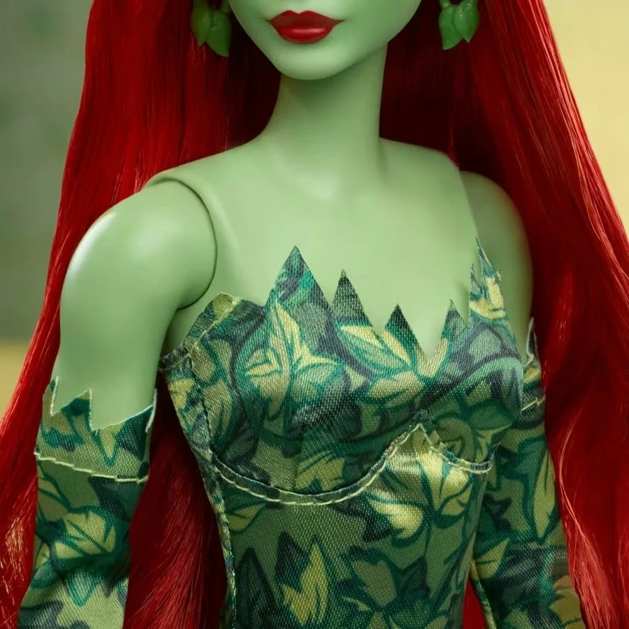 Kukull koleksionuese Barbie Signature Poison Ivy Mattel HRM51 me aksesorë, e gjelbër
