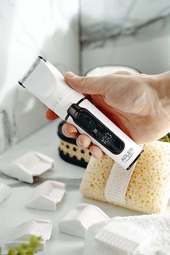 Makinë qethëse Adler AD 2839, LCD, IPX6, bateri 2000mAh, karikim USB-C, me krehëra 3–18 mm, e bardhë Makinë qethëse Adler AD 2839, LCD, IPX6, bateri 2000mAh, karikim USB-C, me krehëra 3–18 mm, e bardhë