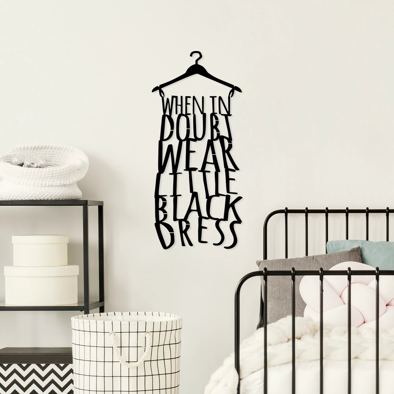 Aksesor muri dekorativ prej metali, Wallity, When In Doubt Wear Little Black Dress, ngjyrë e zezë, 32x70cm