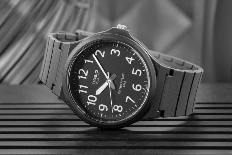 Orë dore për meshkuj Casio, e zezë