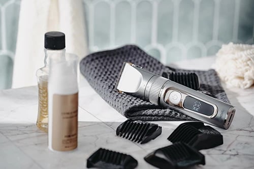 Prerëse flokësh, Mesko, MS 2843, LCD, IPX6, bateri 2000 mAh deri 180 min, karikim USB, teh titan me teh keramik, me krehra 3–12 mm, argjendtë